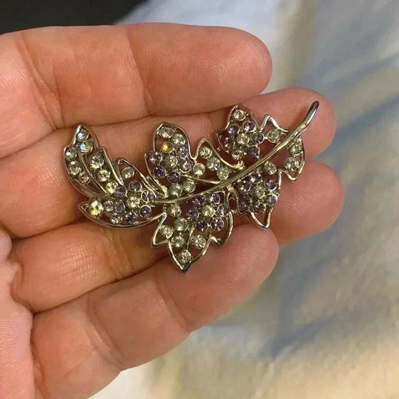 Silvertone leaf motif with faceted glass beads - Picture 2 of 6